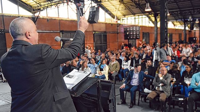 Al mejor postor. Ocho martilleros de Rosario y cuatro de Santa Fe condujeron con oficio las pujas por cada lote. Más de 600 personas participaron del encuentro público.