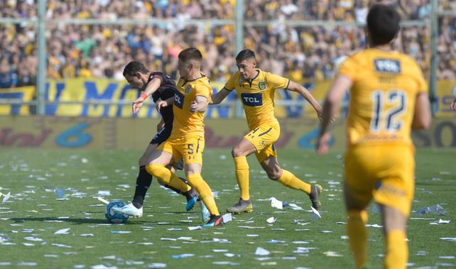 Maxi Rodríguez trata de progresar ante la férrea marca del Colo Gil.