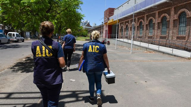 Peritos de la Agencia de Investigaciones (AIC) recorren la escena del posible ataque en el que Iván De San Segundo fue apuñalado el jueves alrededor de las 22.30.