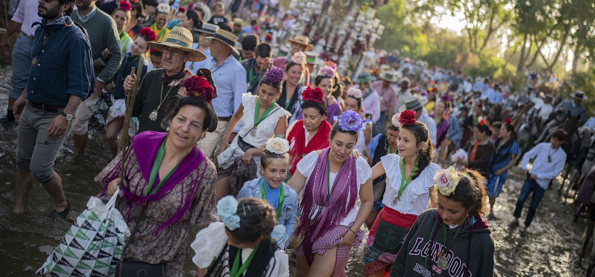 Después de una pausa de dos años forzada por la pandemia, decenas de miles de peregrinos, muchos de ellos vestidos con trajes de flamenca con gradas, trajes de montar impecables y sombreros cordobeses de ala ancha, descendieron al pequeño pueblo español de El Rocío para participar en la fiesta colorida y milenaria, la Romería del Rocío.