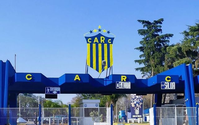 En la ciudad deportiva también estaba todo bajo agua, por eso el plantel de Central se tuvo que pegar la vuelta.