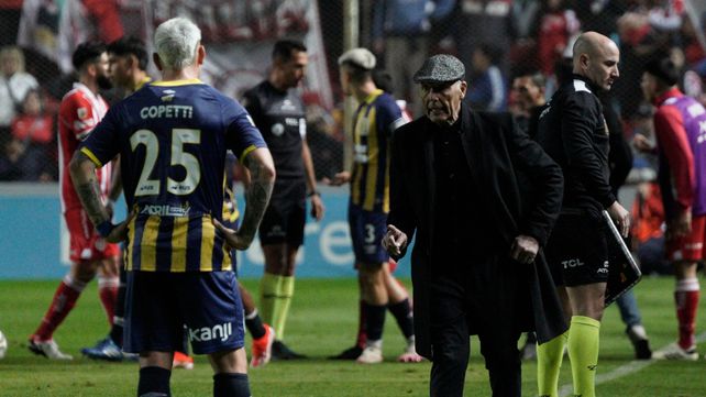 Miguel Angel Russo dialoga con durante el partido con Copetti