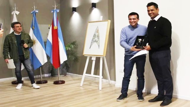 Walter Andrade recibiendo el reconocimiento por parte del presidente del Honorable Concejo Deliberante de Paraná