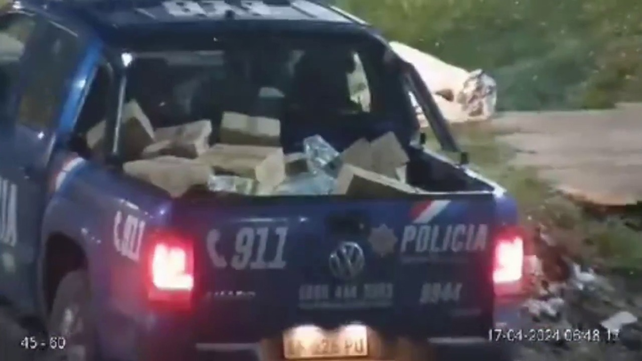 Captura de pantalla en Reconquista. Una cámara de video vigilancia captó el momento en que los policías movían la carga robada al camión siniestrado.