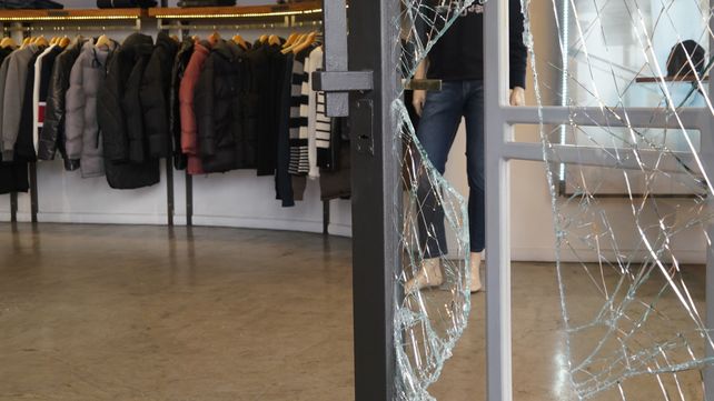 Rompen la puerta de una pilchería de  peatonal Córdoba y Mitre y se llevan la caja registradora