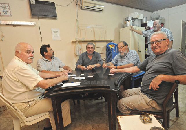 Pasatiempo. El club está abierto a la ciudad y la reunión de amigos es una fija.