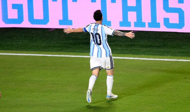 Leo Messi celebra de cara a los hinchas en la gran victoria de Argentina sobre Argelia, en Kansas City.