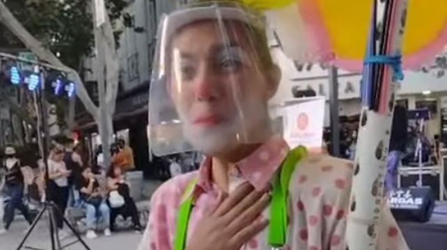 La vendedora de globos se sorprendió ante la actitud del hombre que le compró los globos.&nbsp;