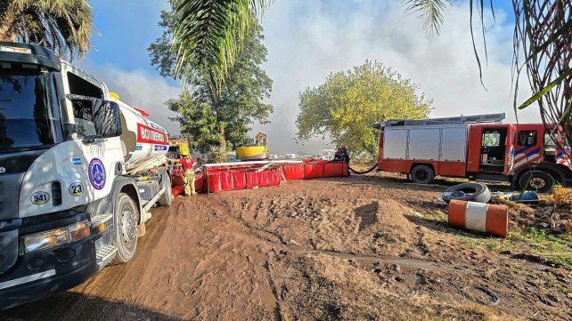 Más de 60 bomberos siguen trabajando en el incendio.