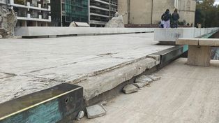 Mármoles rotos y basura forman parte de la triste postal que le regala el pasaje Juramento a los turistas y rosarinos que visitan el Monumento a la Bandera