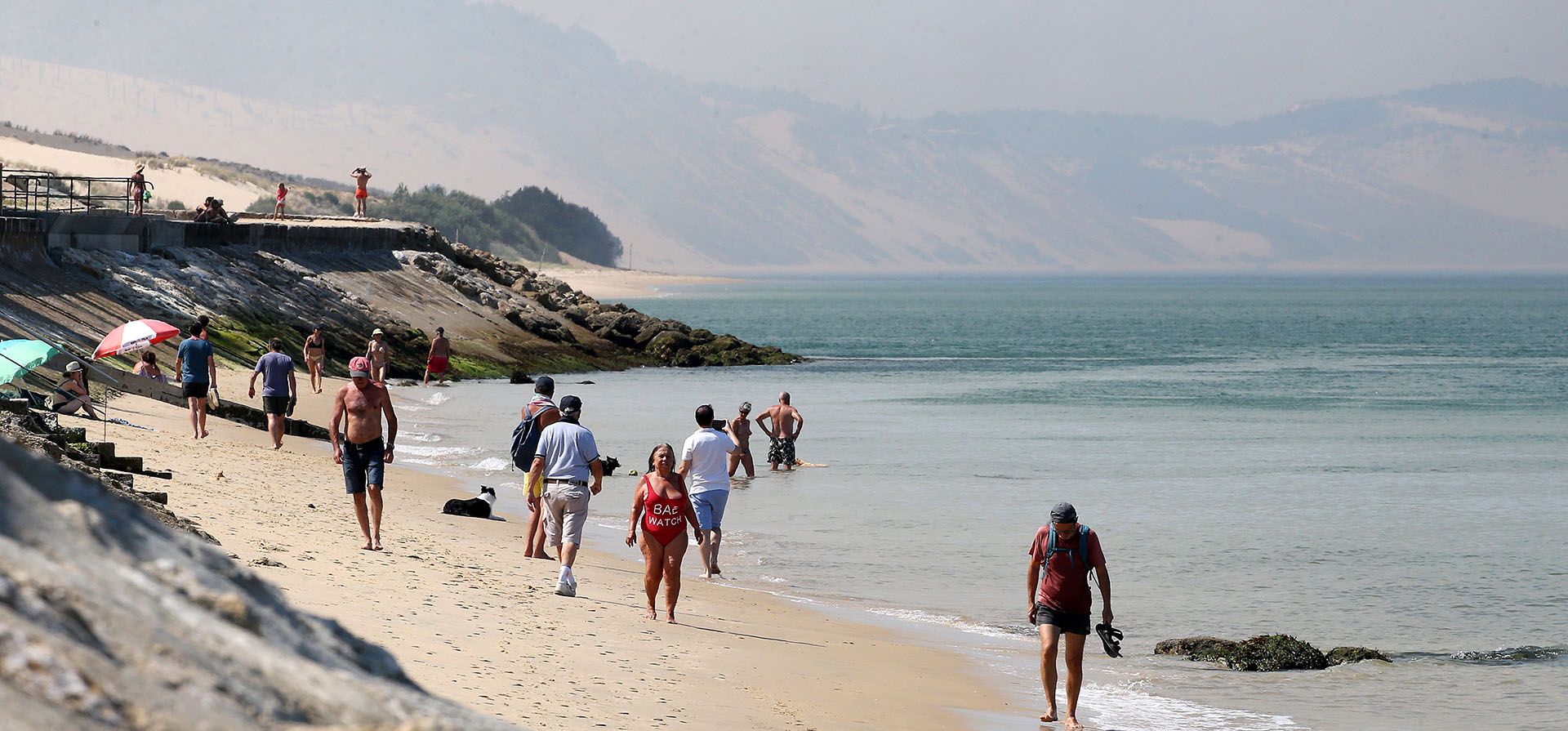La gente pasea por la playa en La Teste-de-Buch, en la cuenca de Arcachon, en el suroeste de Francia, el lunes 18 de julio de 2022. Una ola de calor abrasador azota gran parte de Europa. 