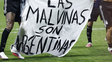 La FIFA prohíbe las manifestaciones políticas durante sus torneos. El antecedente más cercano es el de Suiza en el Mundial de Rusia 2018. La FIFA prohíbe las manifestaciones políticas durante sus torneos. El antecedente más cercano es el de Suiza en el Mundial de Rusia 2018.