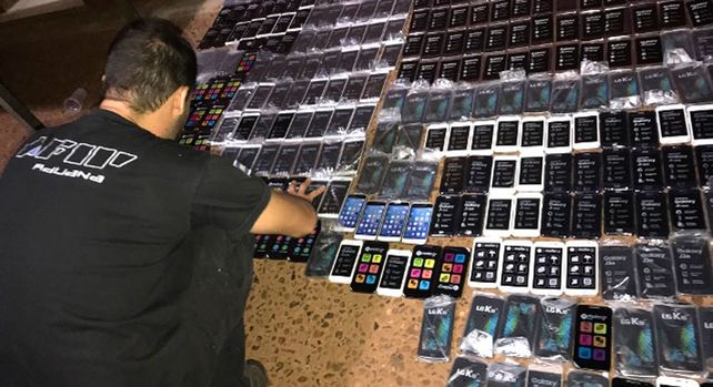 Los teléfonos fueron incautados en varios procedimientos realizados en Once.