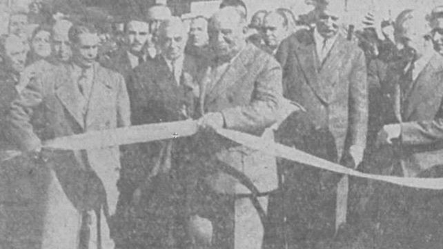 El presidente Justo corta las cintas de la inauguración de la ruta entre Rosario y Córdoba en junio de 1937.