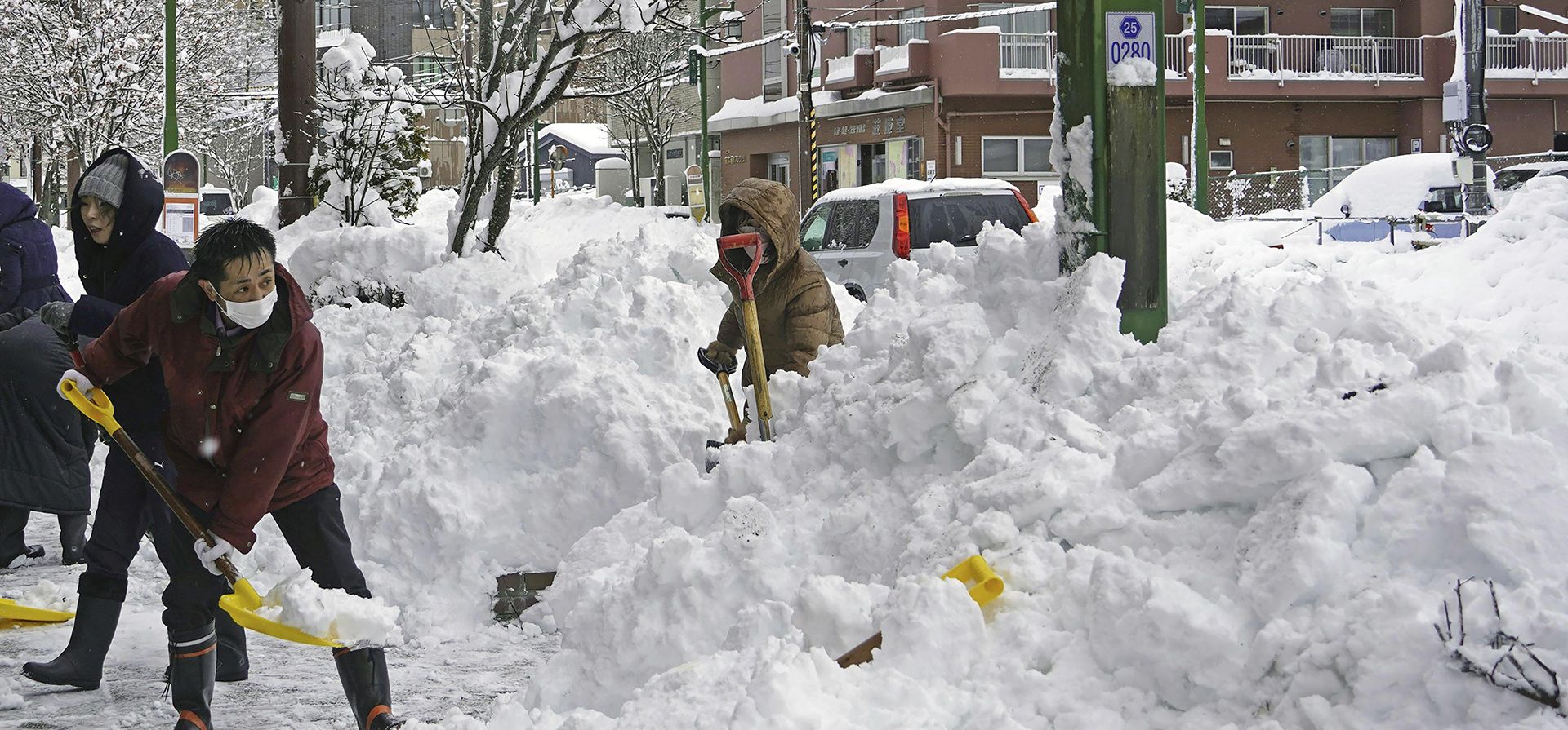 Gente retira nieve de una calle en Kushiro, Hokkaido, Japón, el martes 4 de febrero de 2025. (Kyodo News via AP) Gente retira nieve de una calle en Kushiro, Hokkaido, Japón, el martes 4 de febrero de 2025. (Kyodo News via AP)