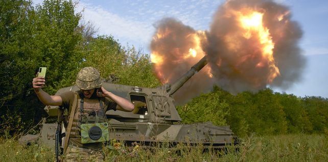 Un soldado ucraniano se toma una selfie mientras un sistema de artillería dispara en la línea del frente en la región de Donetsk, en el este de Ucrania.