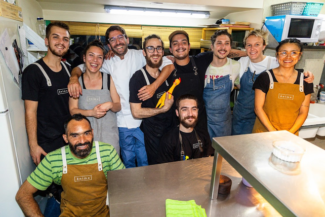 Emanuel Yáñez García (de lentes y con un pollo de goma en la mano) y Florencia Lafalla (de delantal gris), dueños de Anima y elegidos cocineros del año en el concurso Prix Baron B, Édition Cuisine. 