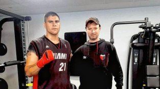 Jonathan Vergara junto a su entrenador Carlos Lemos en el hotel asignado en Irlanda.