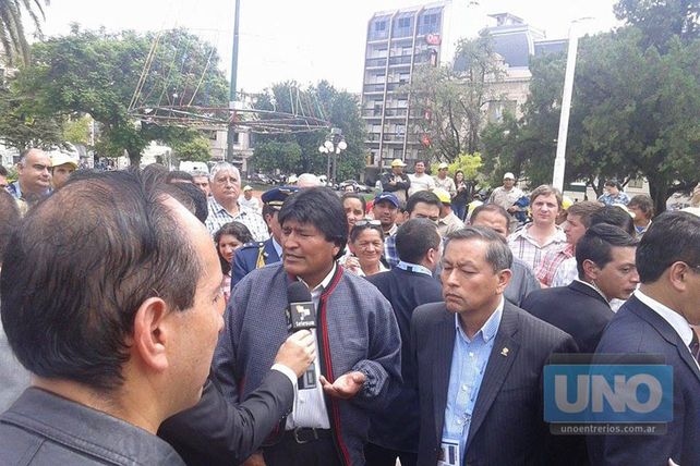 Juan Evo Morales paseó por Paraná y estuvo en la Catedral con la gente
