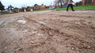 A pie. La ciudad creció con nuevas urbanizaciones y calle Espejo se vuelve intransitable.