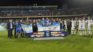 Los futbolistas de Central posaron junto a los ex-combatientes de Malvinas en la previa del partido.