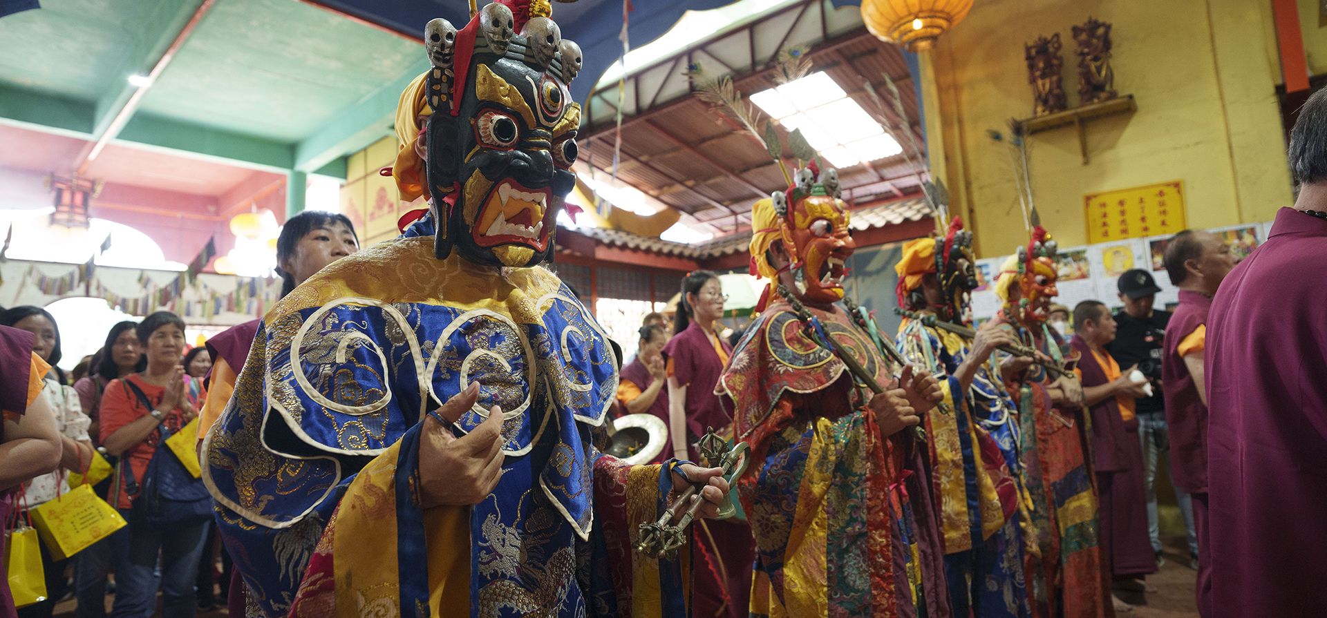 Monjes con magníficos trajes y máscaras realizan oraciones antes de que se presente el Thangka, o pintura tradicional del Señor Buda, en un templo tibetano durante la celebración del día de Wesak en Ipoh, Malasia, el miércoles 22 de mayo de 2024. (Foto AP/Vincent Thian) Monjes con magníficos trajes y máscaras realizan oraciones antes de que se presente el Thangka, o pintura tradicional del Señor Buda, en un templo tibetano durante la celebración del día de Wesak en Ipoh, Malasia, el miércoles 22 de mayo de 2024. (Foto AP/Vincent Thian)