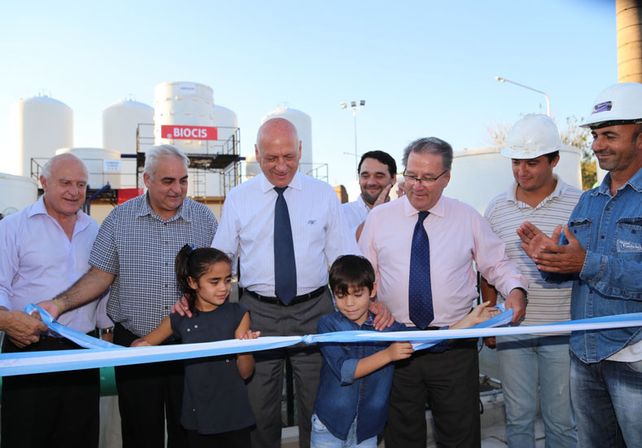 El gobernador durante la inauguración y corte de cinta de la planta potabilizadora.