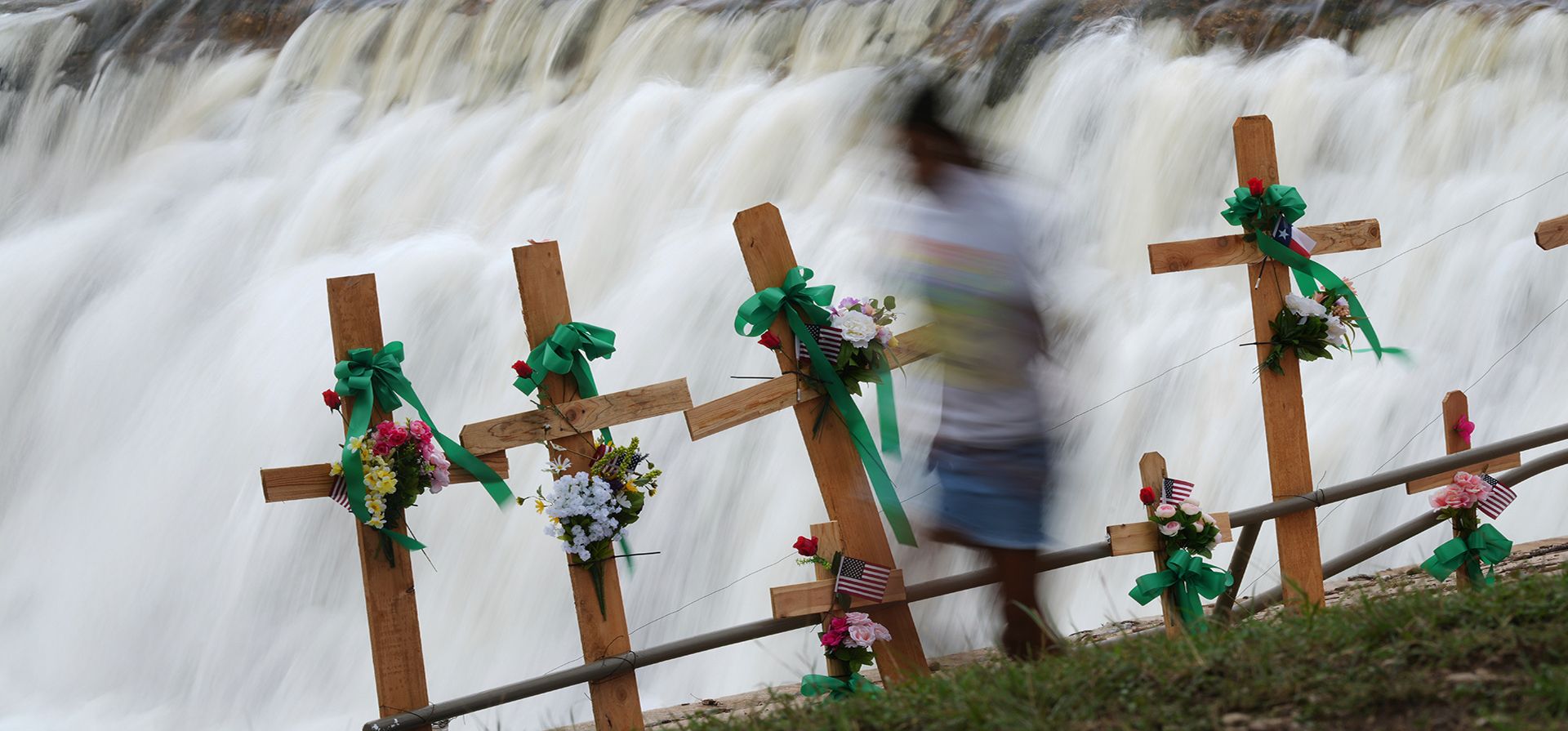 Una niña corre junto a cruces en un monumento improvisado en honor a las víctimas de las inundaciones, el 13 de julio de 2025, en Kerrville, Texas. (Foto AP/Eric Gay, Archivo) Una niña corre junto a cruces en un monumento improvisado en honor a las víctimas de las inundaciones, el 13 de julio de 2025, en Kerrville, Texas. (Foto AP/Eric Gay, Archivo)
