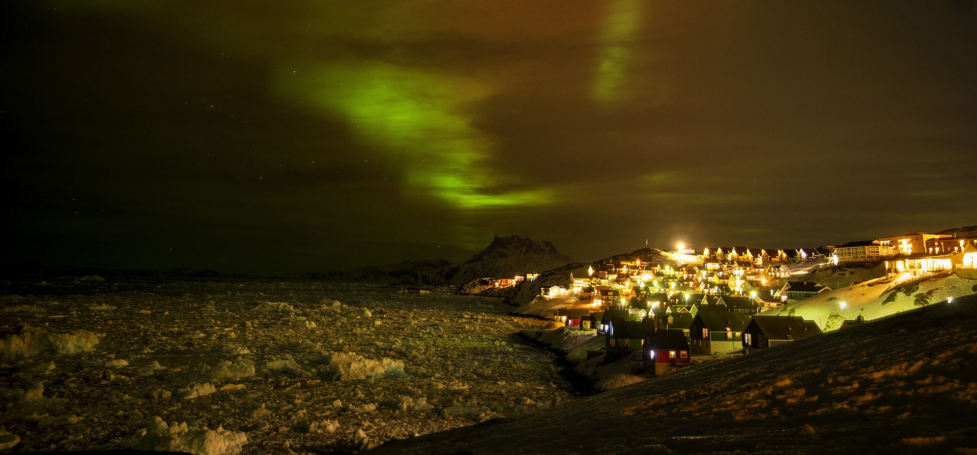 La aurora boreal aparece sobre las casas de Nuuk, Groenlandia, en la madrugada del jueves 20 de febrero de 2025. (Foto AP/Emilio Morenatti) La aurora boreal aparece sobre las casas de Nuuk, Groenlandia, en la madrugada del jueves 20 de febrero de 2025. (Foto AP/Emilio Morenatti)