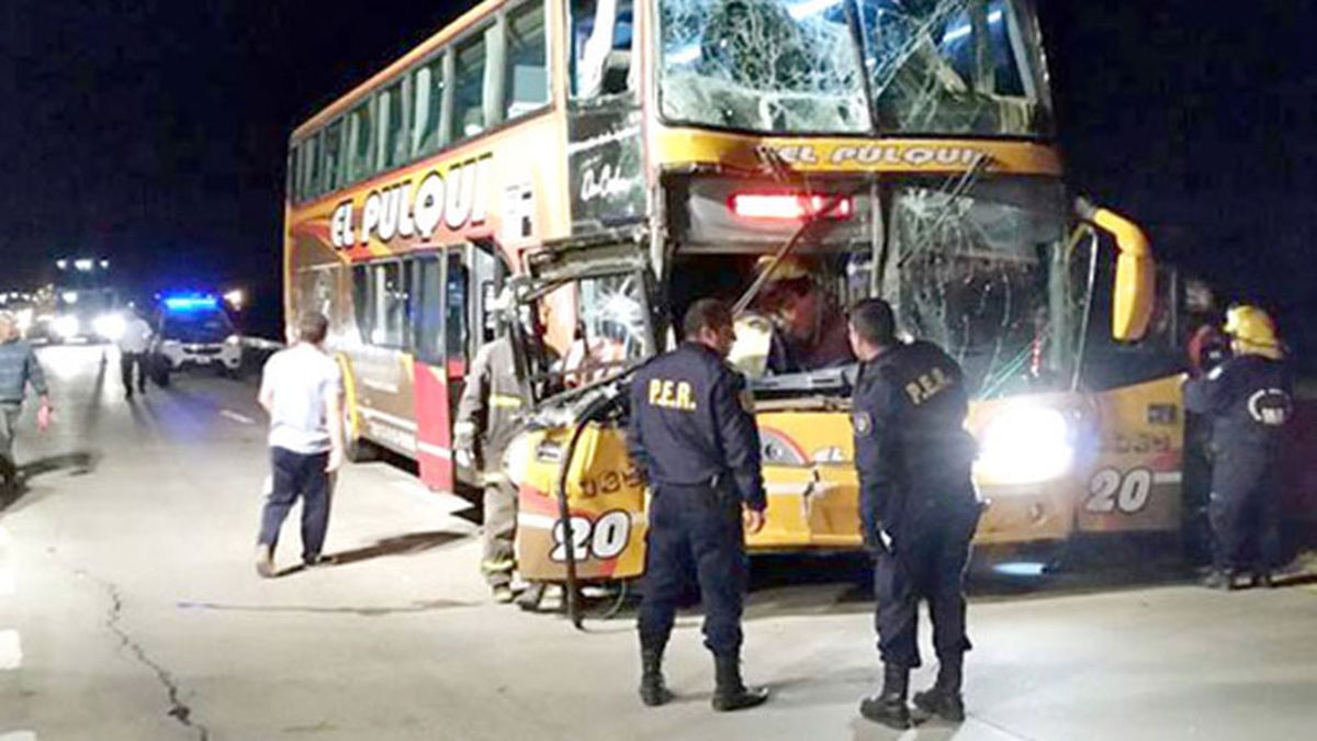 El choque entre un colectivo y un camión dejó como saldo varios heridos