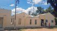 La puerta de la escuela en La Guardia, el lugar donde sucedieron los hechos 