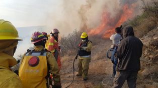 Rotó el viento y se complicó de nuevo el fuego en las sierras