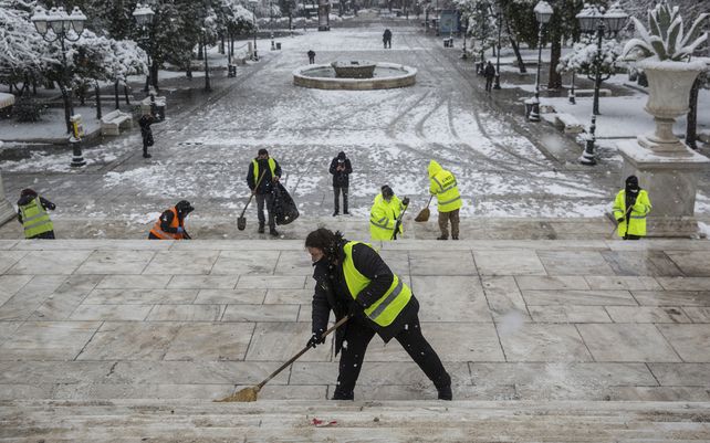 La ola de frío en Grecia cubre de nieve Atenas