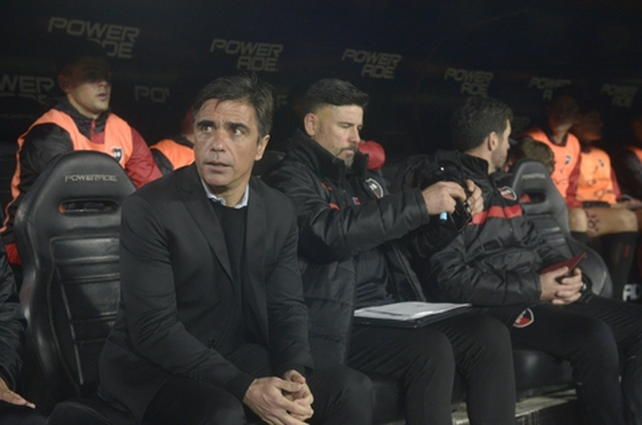 El entrenador rojinegro confirmó en la conferencia de prensa las lesiones de Vangioni y Julián Fernández. El entrenador rojinegro confirmó en la conferencia de prensa las lesiones de Vangioni y Julián Fernández.