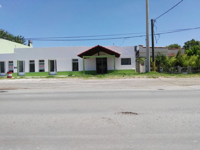 Malabarista. En la vereda de los locales comerciales