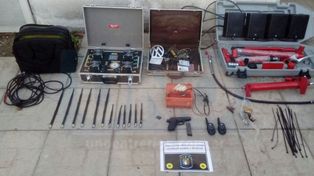 Investigación. El auto fue lo primero que se encontró; arriba el arma calibre 380 entre otras cosas. &nbsp;