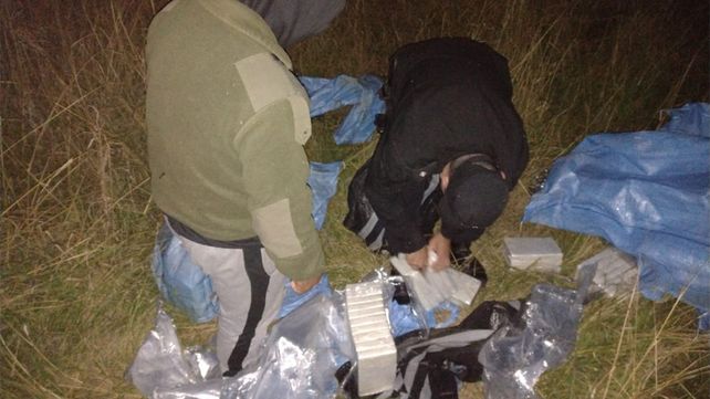 Dos hombres hallaron en la zona rural de J. B. Molina más de 84 kilos de cocaína