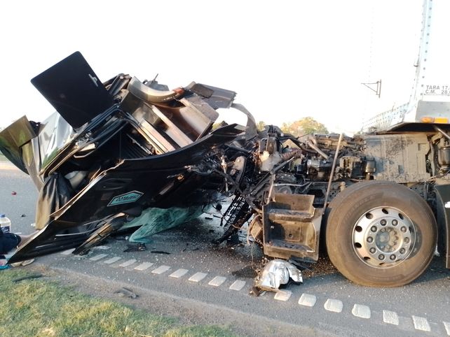 Dos camiones chocaron este sábado en la autopista Rosario-Santa Fe