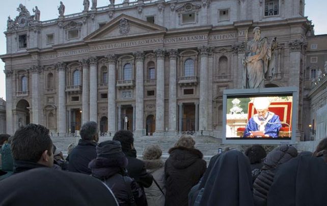 Postal vaticana. Devotos siguieron la celebración de ayer a través de una pantalla puesta en la plaza San Pedro.