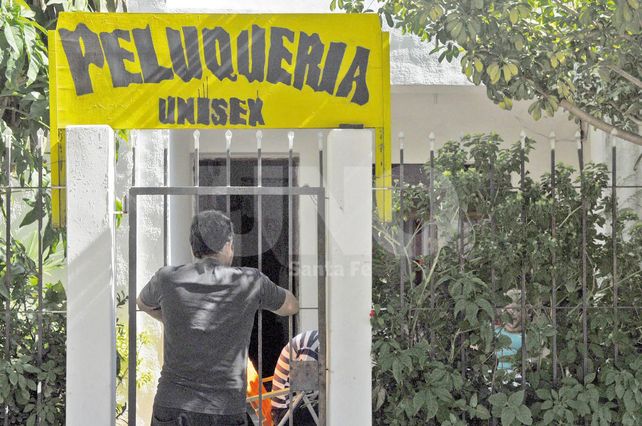 Cartelería. Varios de los carteles comerciales de La Guardia cuentan con los mismos colores y tipografía. El amarillo huevo resalta junto a las letras negras en distintas cuadras.