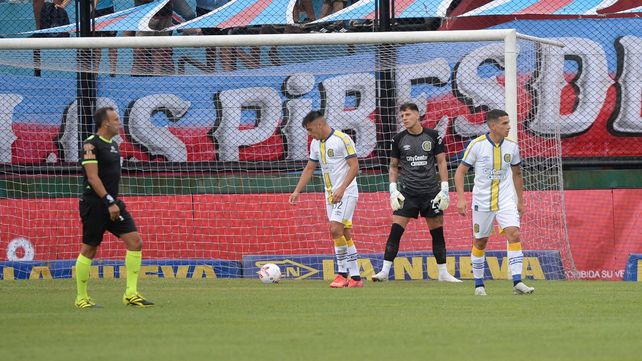 Almada, Servio y Blanco sufren en ese mal arranque de Central en el partido.