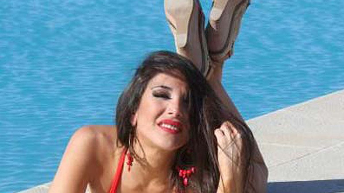 Sensual video de Andrea Rincón filmado en cámara lenta cuando se tira a la  pileta