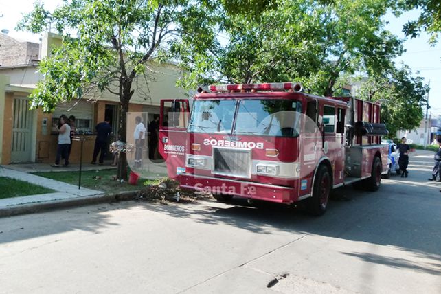 Se incendió una casa y los bomberos rescataron viva a una mujer de 93 años