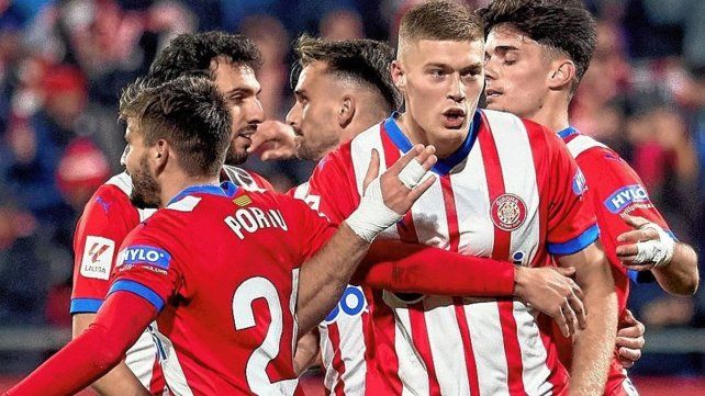 Girona goleó a Alavés y está en lo más alto de la Liga española.