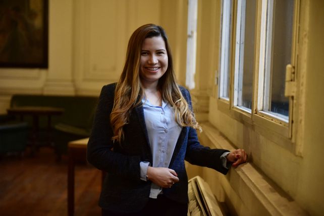 De lejos. La joven proviene de Belém
