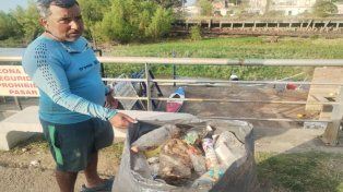 Pablo Taulada con uno de los bolsones repletos de basura.
