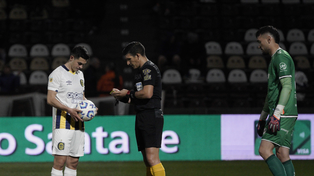 Maximiliano Lovera se prepara para patear el penal, que luego malograría en cancha de Platense en 2024 en la derrota de Central.