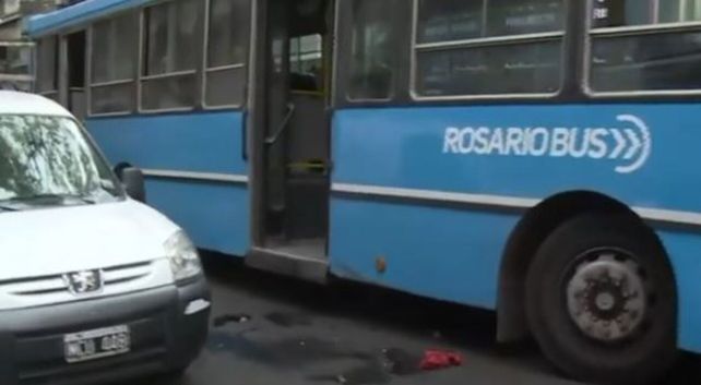 El interno de la empresa Rosario Bus quedó detenido tras el accidente en Presidente Roca y San Luis.