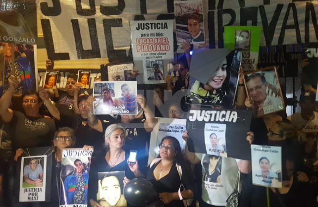 Los familiares de víctimas de la inseguridad subieron a las escalinatas de Casa de Gobierno para reclamar Justicia.