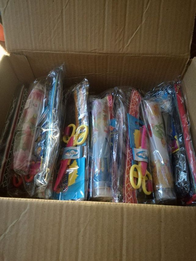 Juntan kits escolares para la escuela San Martín de Porres de barrio La Loma